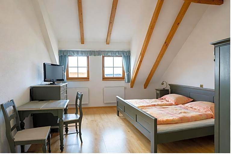 Hotelový a jezdecký areál Dvůr Krutěnice