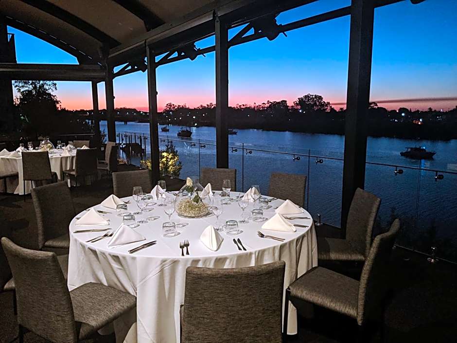 Burnett Riverside Hotel