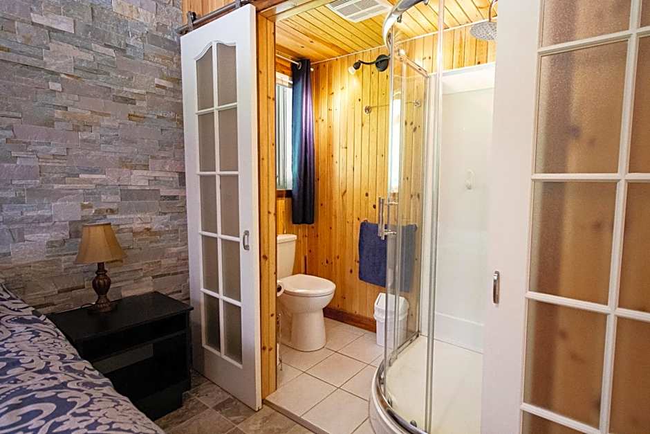 Riverside Stay with Pool Table, Open Air Patio, BBQ