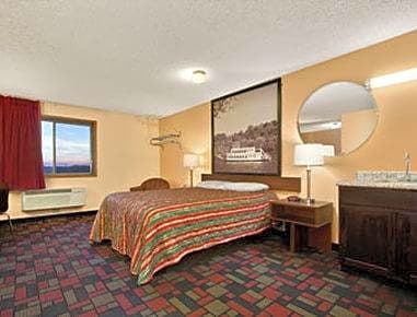 Super 8 by Wyndham Boonville