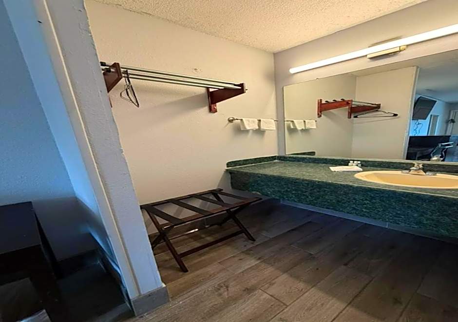 Regency Inn Three Rivers I-37