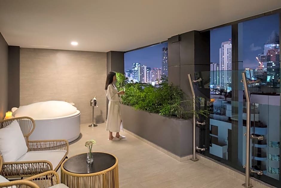 Solitaire Bangkok Sukhumvit 11