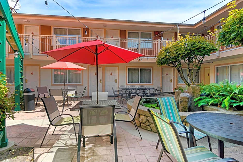 Econo Lodge Inn & Suites