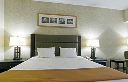 Holiday Inn Express Hotel & Suites Ottawa Airport By IHG