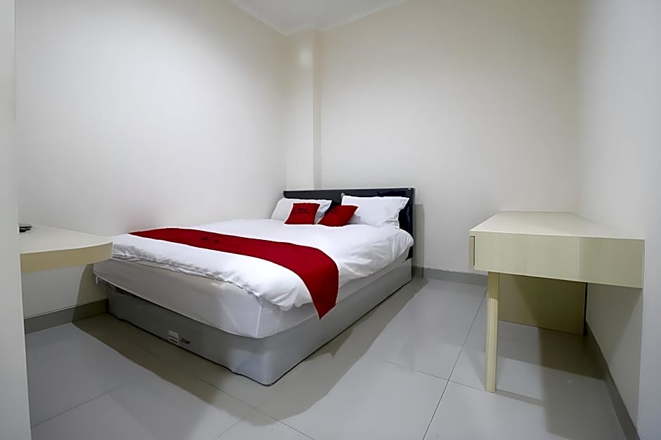RedDoorz Plus near Mall Ciputra Jakarta