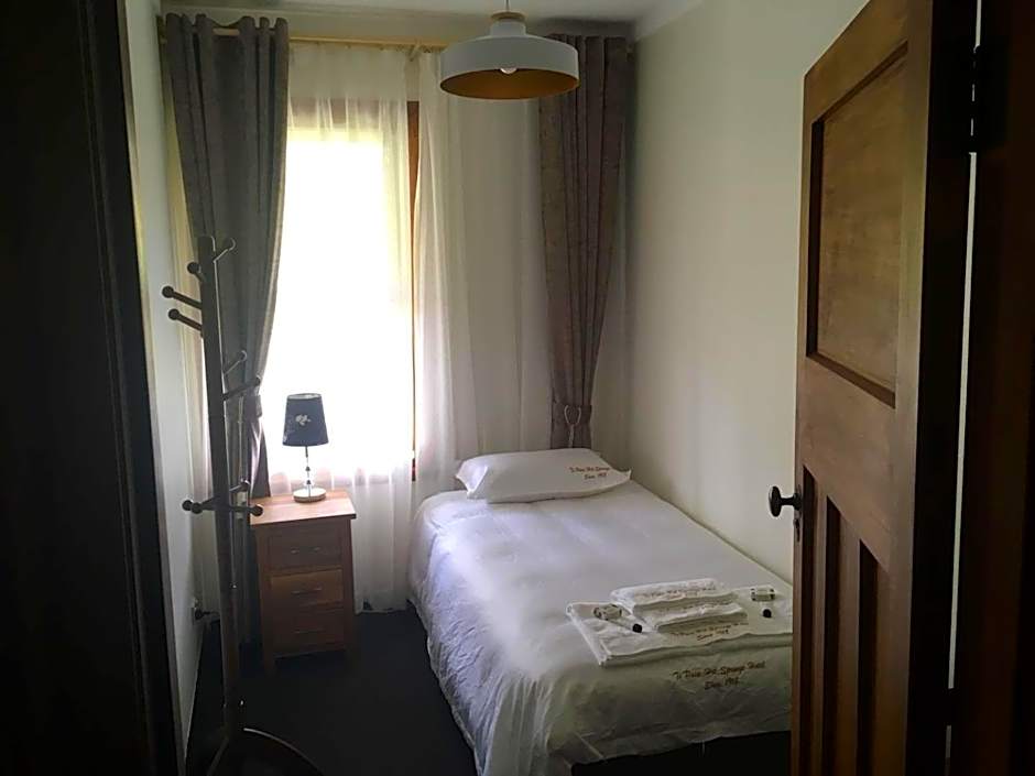 Te Puia Hot Springs Hotel