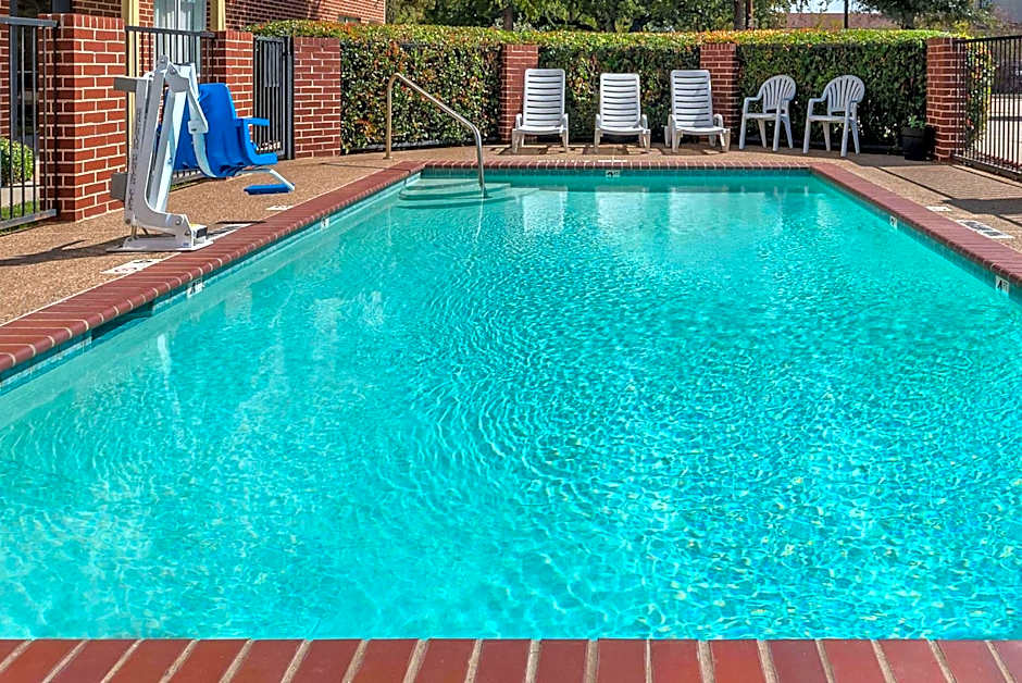 Days Inn & Suites by Wyndham Dallas