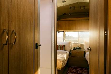 Valley Caravan, Twin