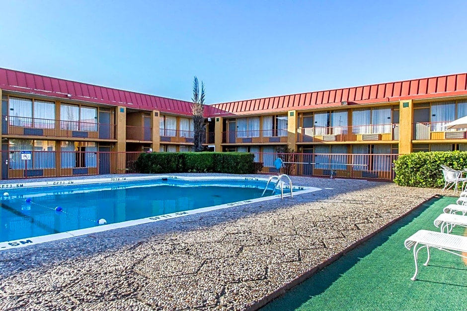 Quality Inn Ada near University