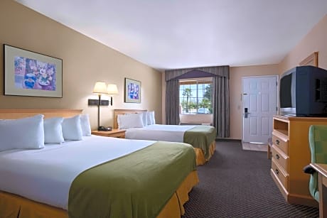 Suite-2 King Beds Non-smoking Jetted Tub Wi-fi Microwave And Refrigerator Continental Breakfast