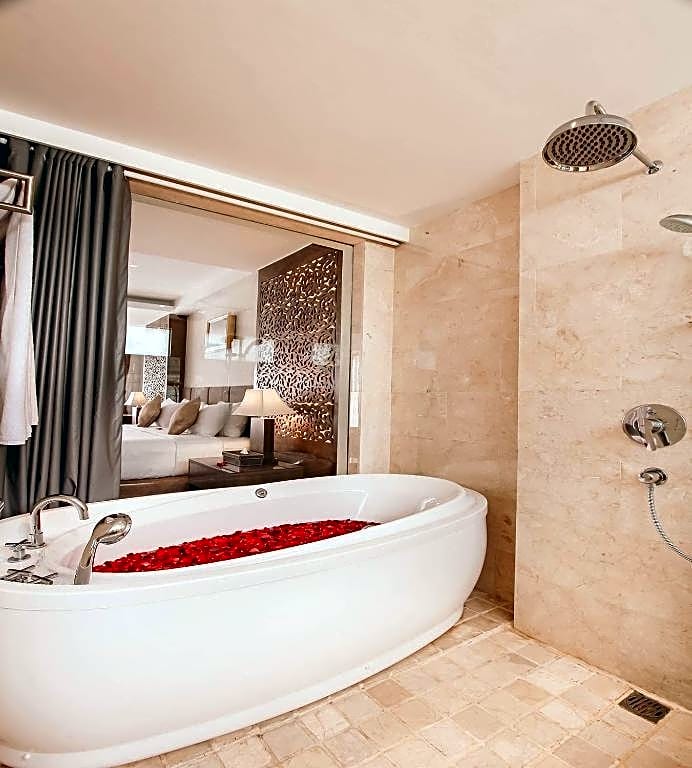 Modern 1BR w/ pool near Petitenget Beach Seminyak