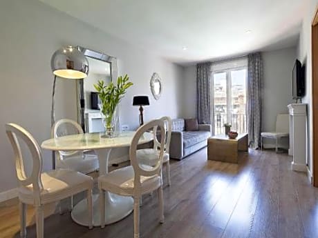 Family Suite (2 Adults + 2 Children)