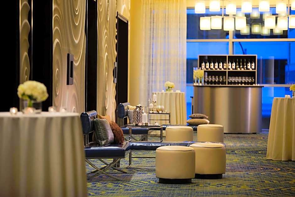 Renaissance by Marriott Arlington Capital View Hotel
