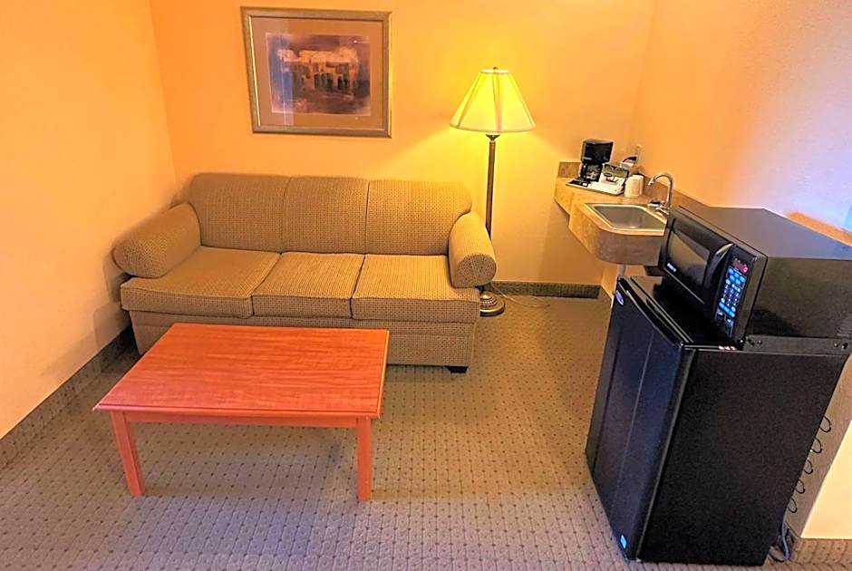 Super 8 by Wyndham Topeka at Forbes Landing