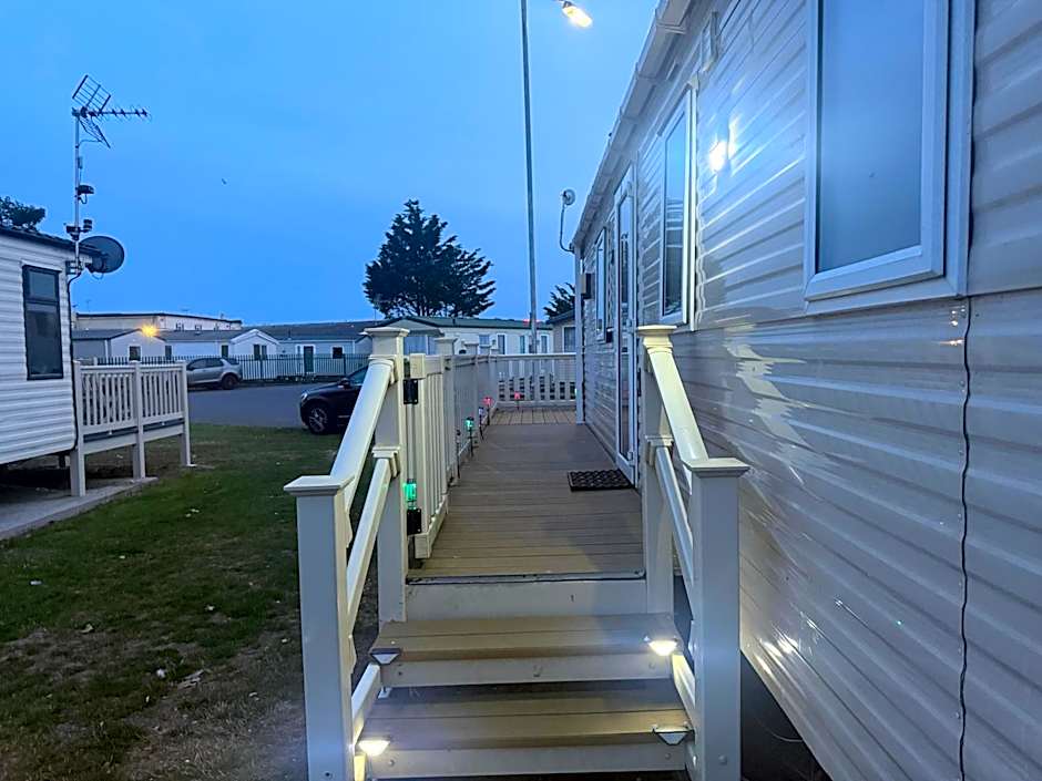 8 Bed Sun Decked Caravan Unlimited High speed Wifi and fun at Seawick Holiday Park