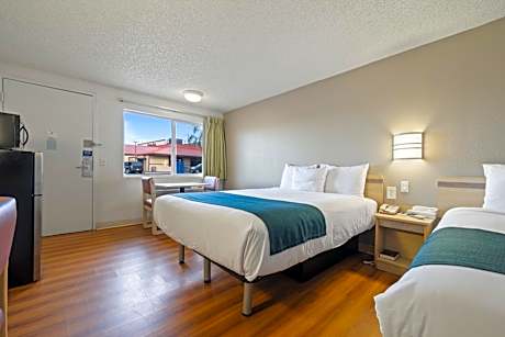 Queen Room with Two Queen Beds - Smoking
