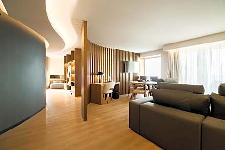 Dazzling Suite with Hot Tub