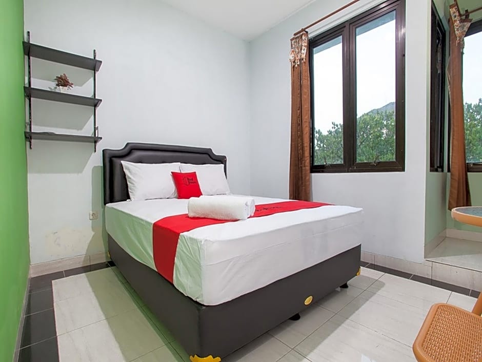 RedDoorz Syariah near DBL Arena 2