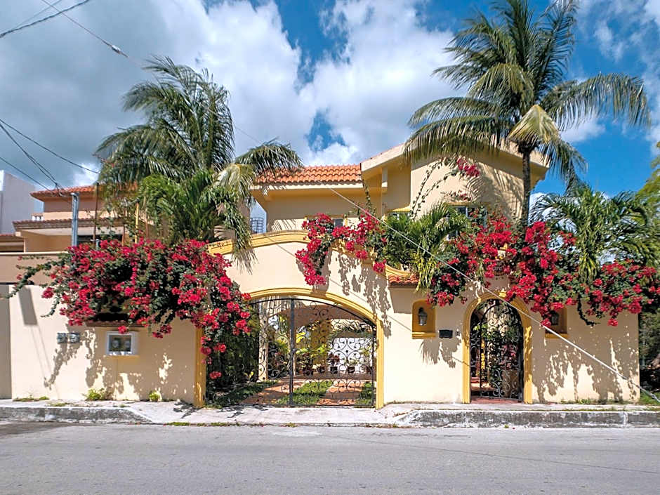 Casa Zarah - Hacienda Family Home - Pool and 2-Block to Beach