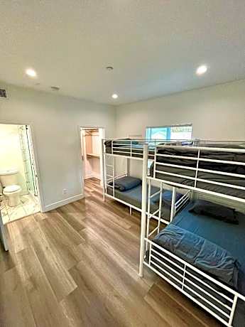 Shared Room for 6 People with Bunk Bed