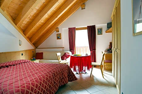 Family Room (2 Adults + 1 Child)