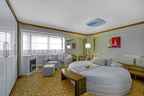 Honeymoon Suite
