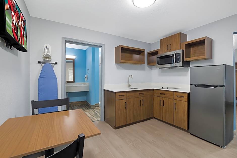 HomeTowne Studios by Red Roof Orange, TX