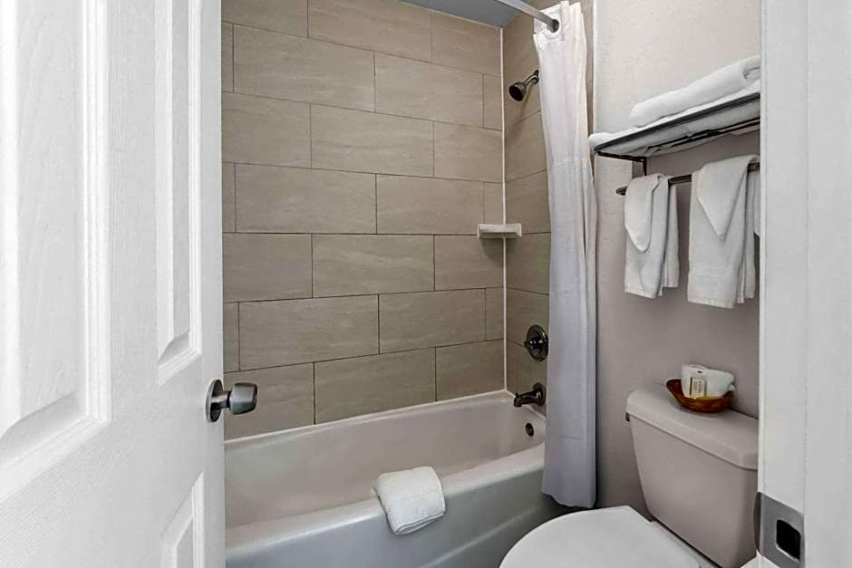 Super 8 by Wyndham Pleasanton