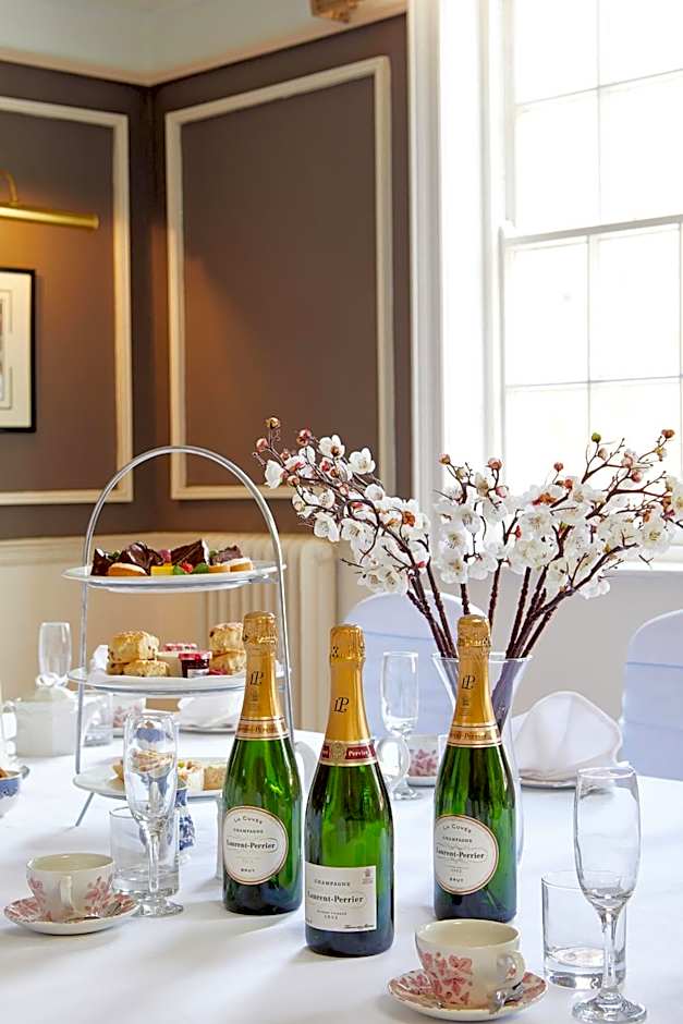 Macdonald New Blossoms Hotel