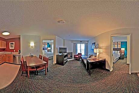 2 Bedroom Suite, Bedroom 1: 1 Queen, Bedroom 2: 1 Queen, Sofa bed