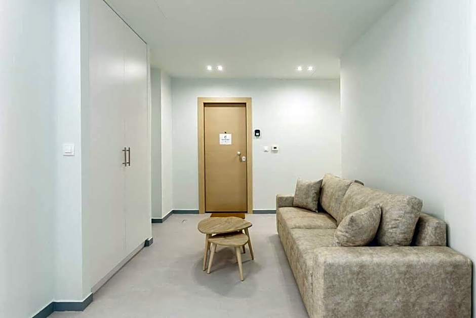 Snug studio apartment with shared garden IV