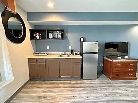 Suite 1 King Bed with Kitchenette Non-Smoking