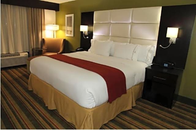Holiday Inn Express & Suites - Huntsville Airport, an IHG Hotel