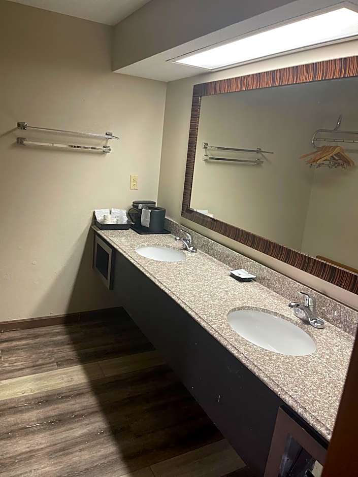 Royal Inn & Suites