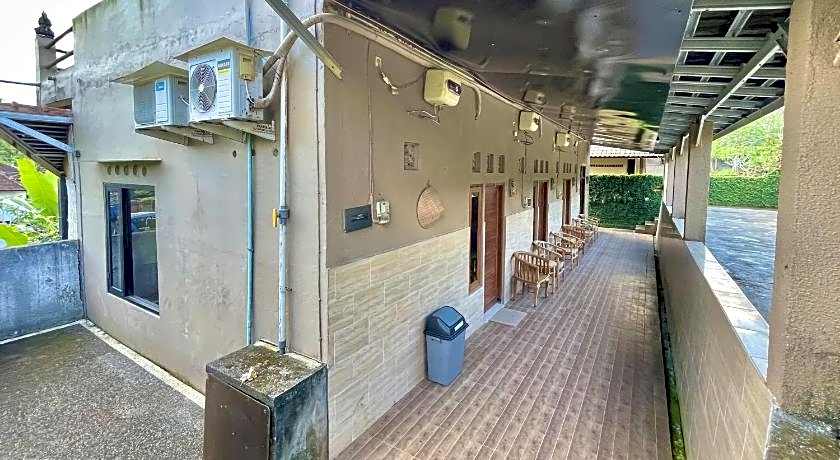 Mongan Homestay Beside The Belulang Hot Spring