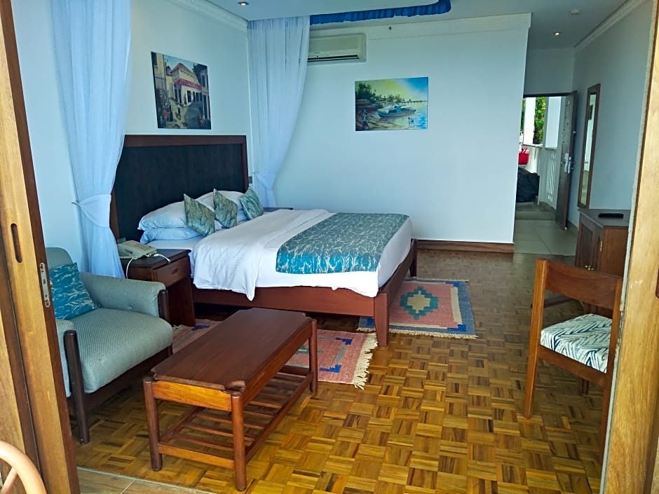 Travellers Beach Hotel & Club