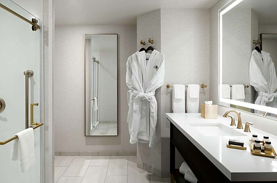 The Axis Moline Hotel, Tapestry Collection by Hilton