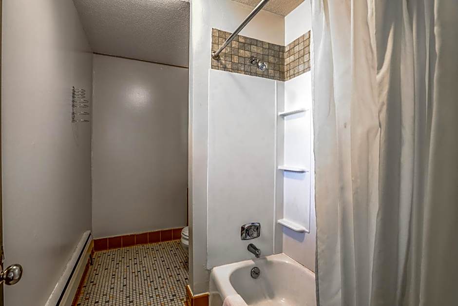 Love Hotels Silver Street by OYO at Hurley WI