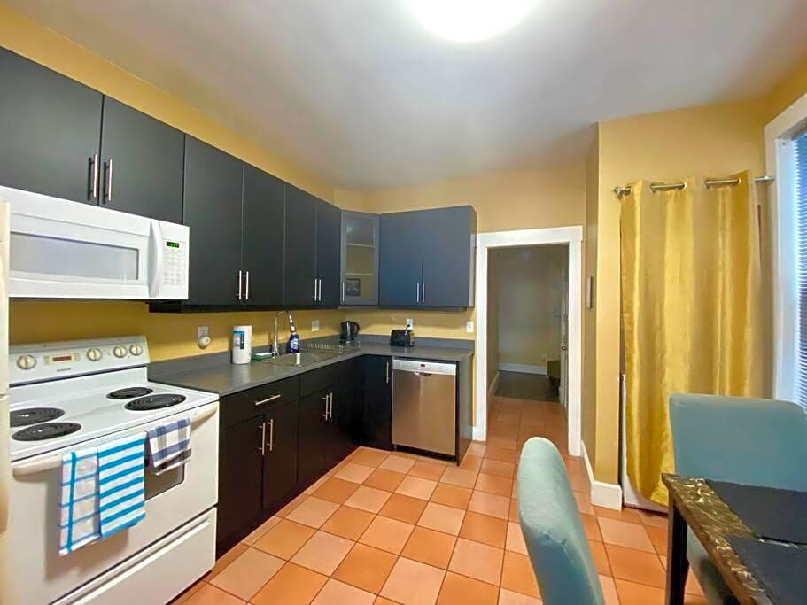 Large Townhouse, Lower Floor with AC, City Center