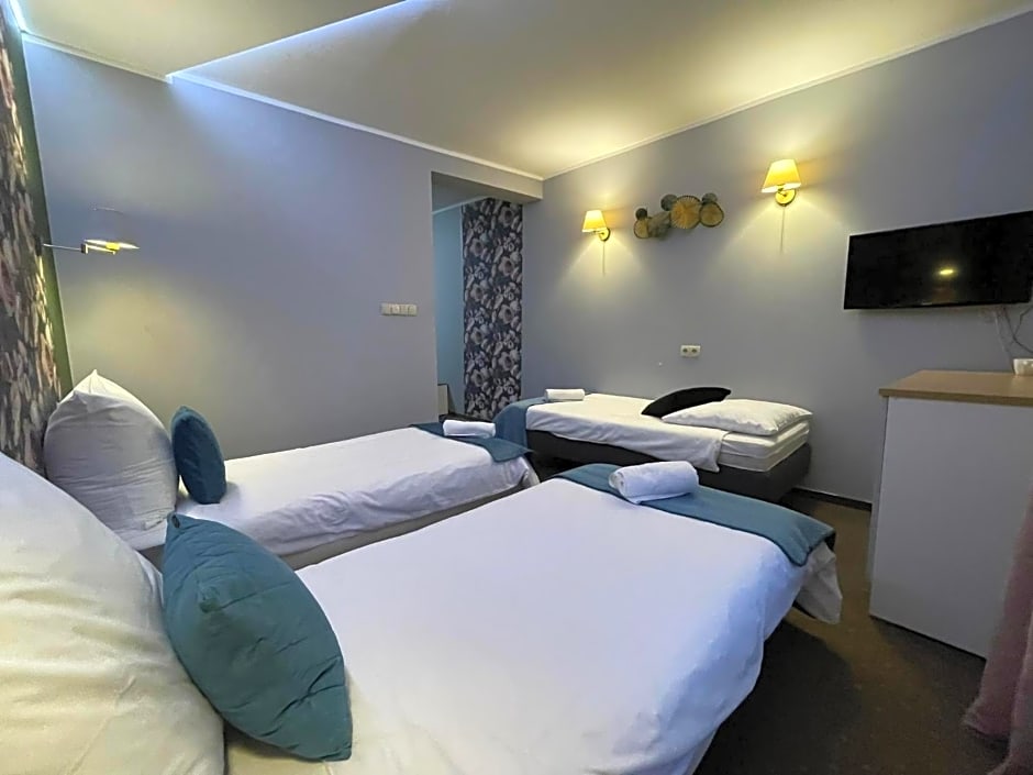 Rynek 14 - Pokoje hotelowe - Cafe&Restaurant - Parking - OrangeTV