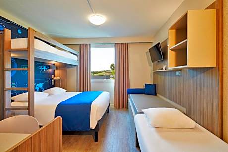 Quadruple Room (4 single beds)