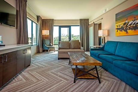 1 King Hearing Accessible Suite