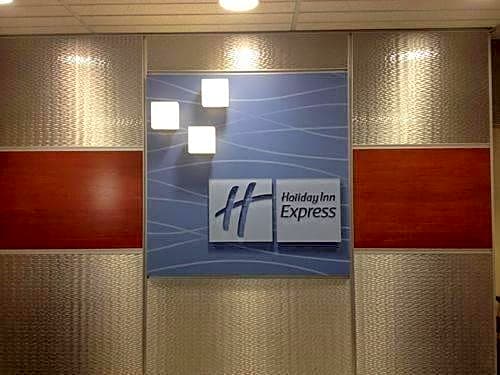 Holiday Inn Express Hotel And Suites Columbus Edinburgh By IHG