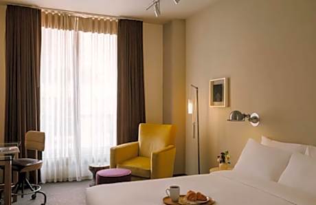 Guest room, 1 Queen, Roll-In Shower