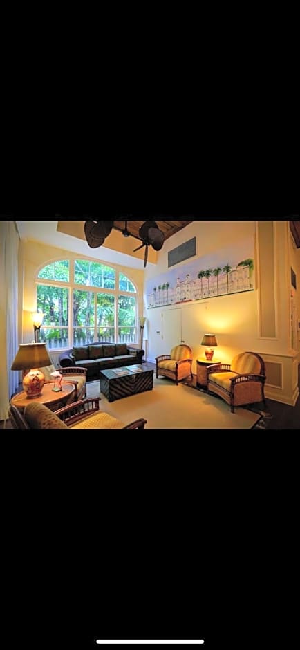 Palm Beach Historic Hotel with Juliette Balconies! 2 blocks from beach!