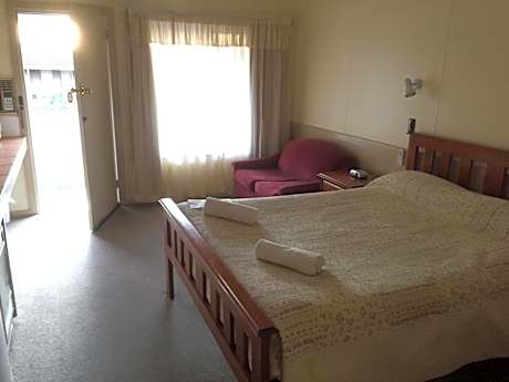 Deluxe Queen Room (Non - Pet Room)