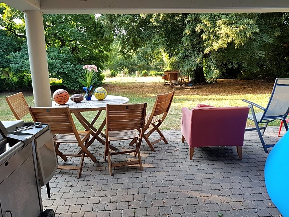 Château Lambert Moulinsart Hotel, shuttle airport, long term parking, snooker, large terrasse, dinner, breakfast