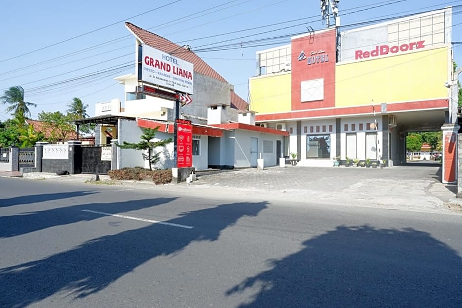 RedDoorz Plus near Stadion Wijaya Kusuma