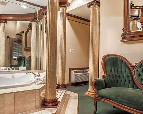 1 King Bed, Suite, Nonsmoking