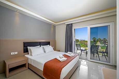 Apartment with Pool View